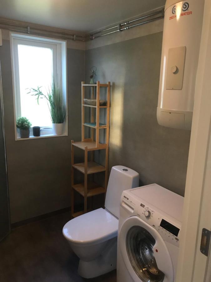 Vaelutrustad Stuga Med Vacker Sjoeutsikt Urshult Exterior photo