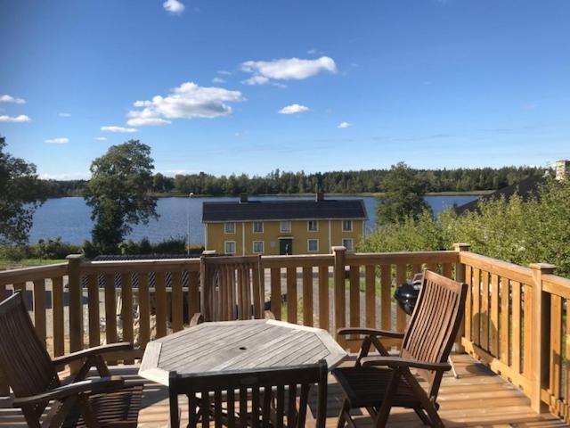 Vaelutrustad Stuga Med Vacker Sjoeutsikt Urshult Exterior photo