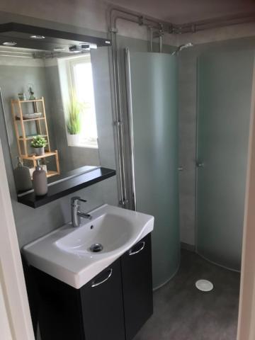 Vaelutrustad Stuga Med Vacker Sjoeutsikt Urshult Exterior photo